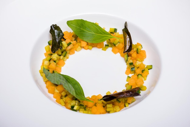 Zbliżenie talerza z kolorowym daniem