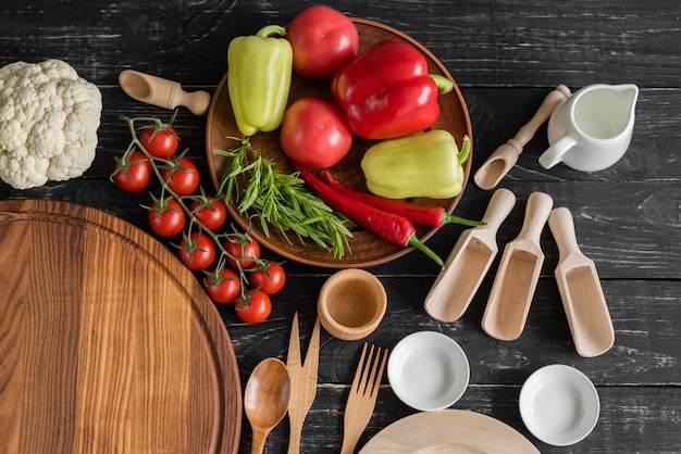 Zestaw naczyń i składników na blacie kuchennym